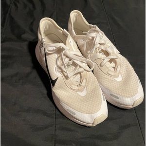 Nike repostos / White / Size 10